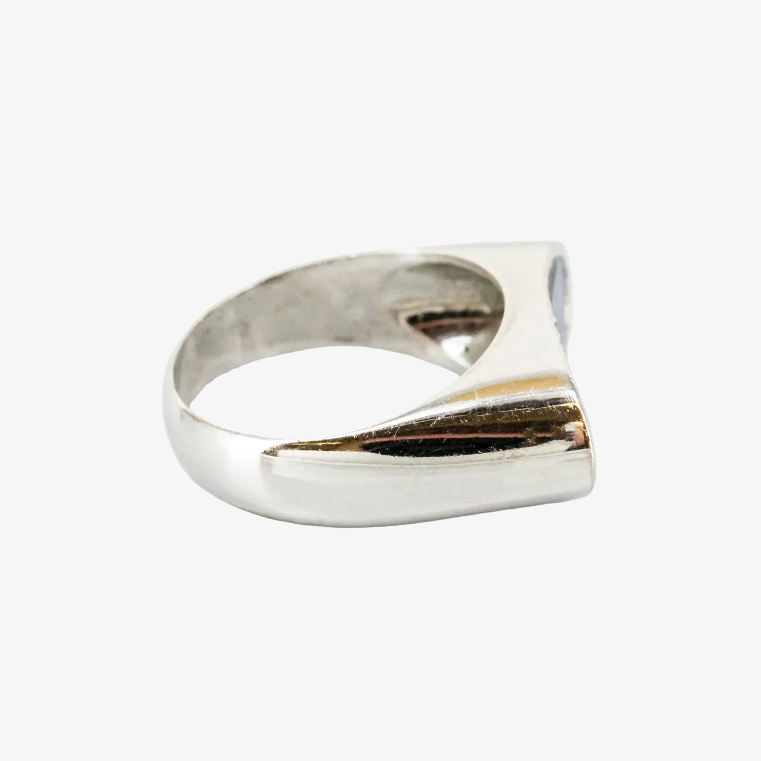 Sortija de oro blanco de 18 kt. con incrustación de lapislázuli y nueve diamantes