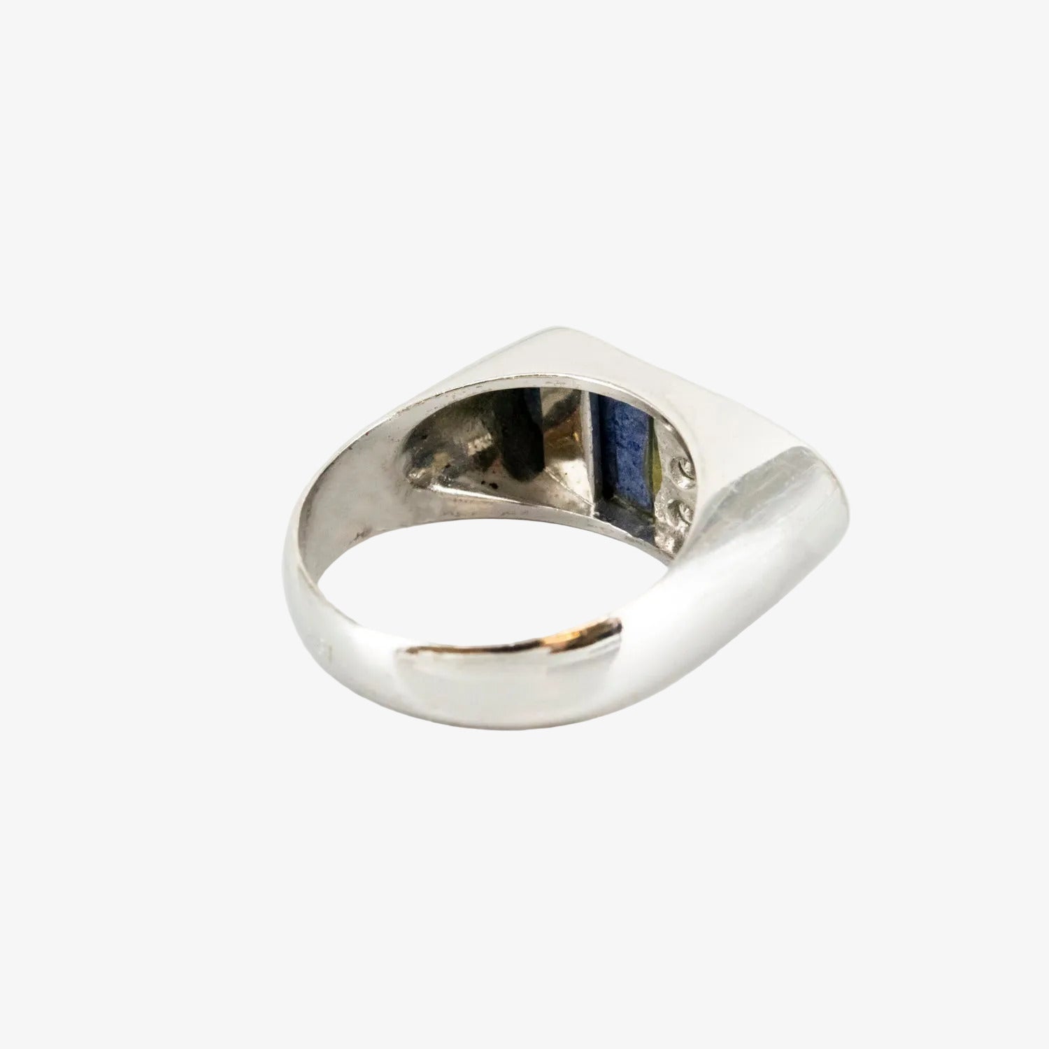 Sortija de oro blanco de 18 kt. con incrustación de lapislázuli y nueve diamantes