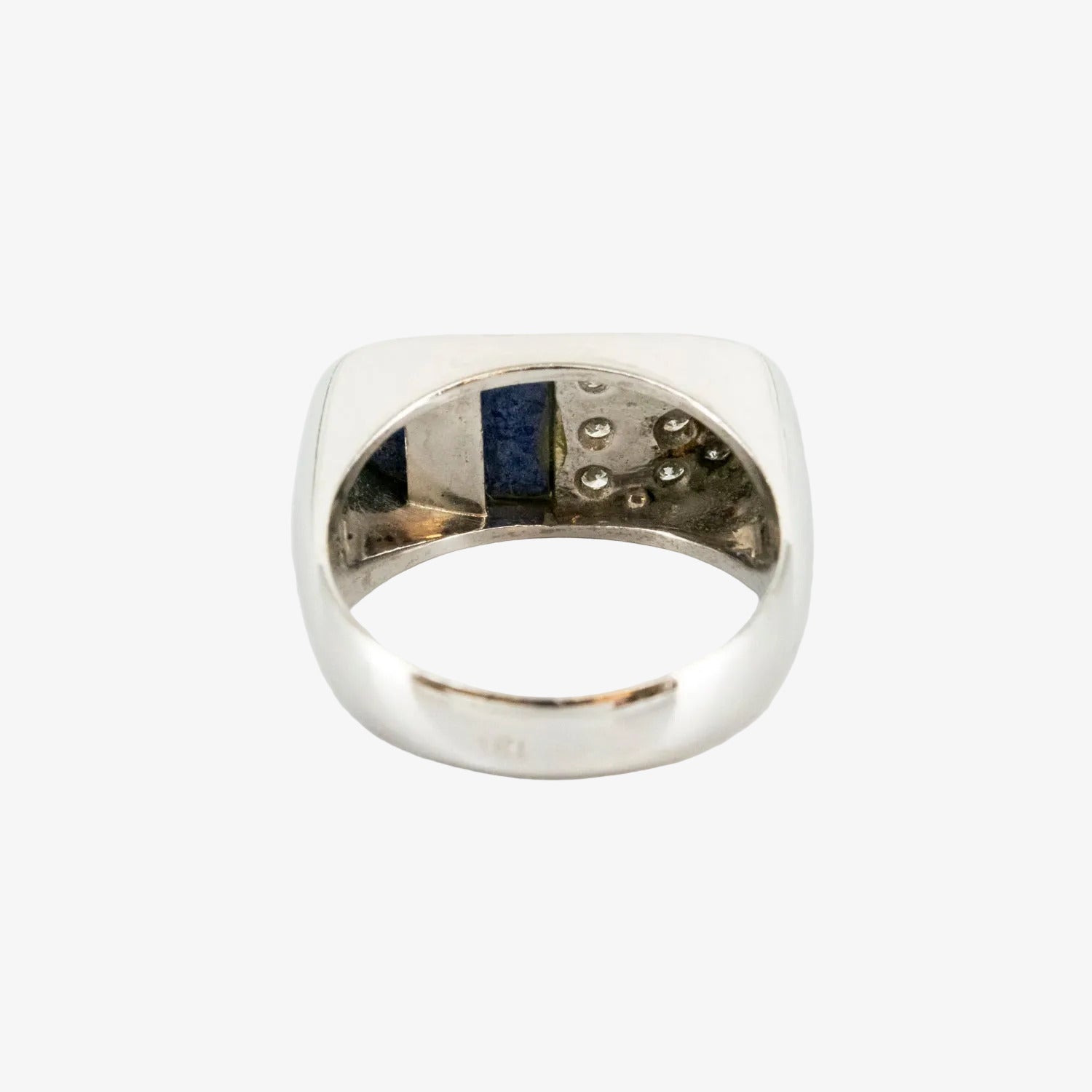 Sortija de oro blanco de 18 kt. con incrustación de lapislázuli y nueve diamantes