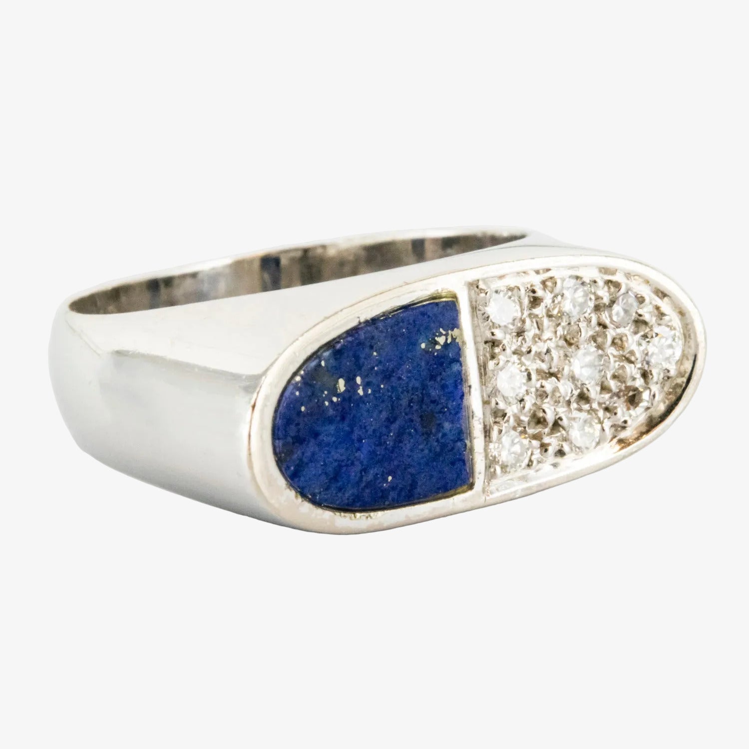 Sortija de oro blanco de 18 kt. con incrustación de lapislázuli y nueve diamantes