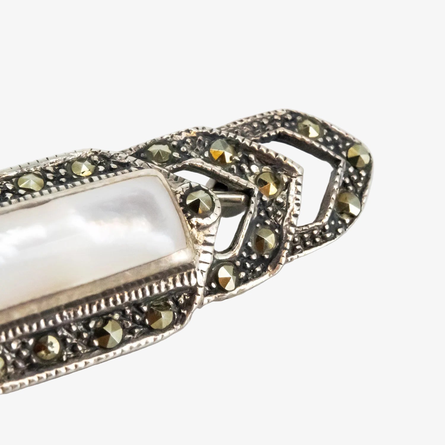 Broche vintage de plata con marcasitas y nácar