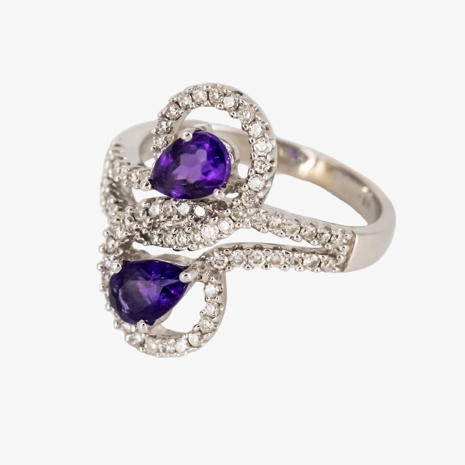 Sortija de oro blanco 18 kt. con amatistas y corona de diamantes