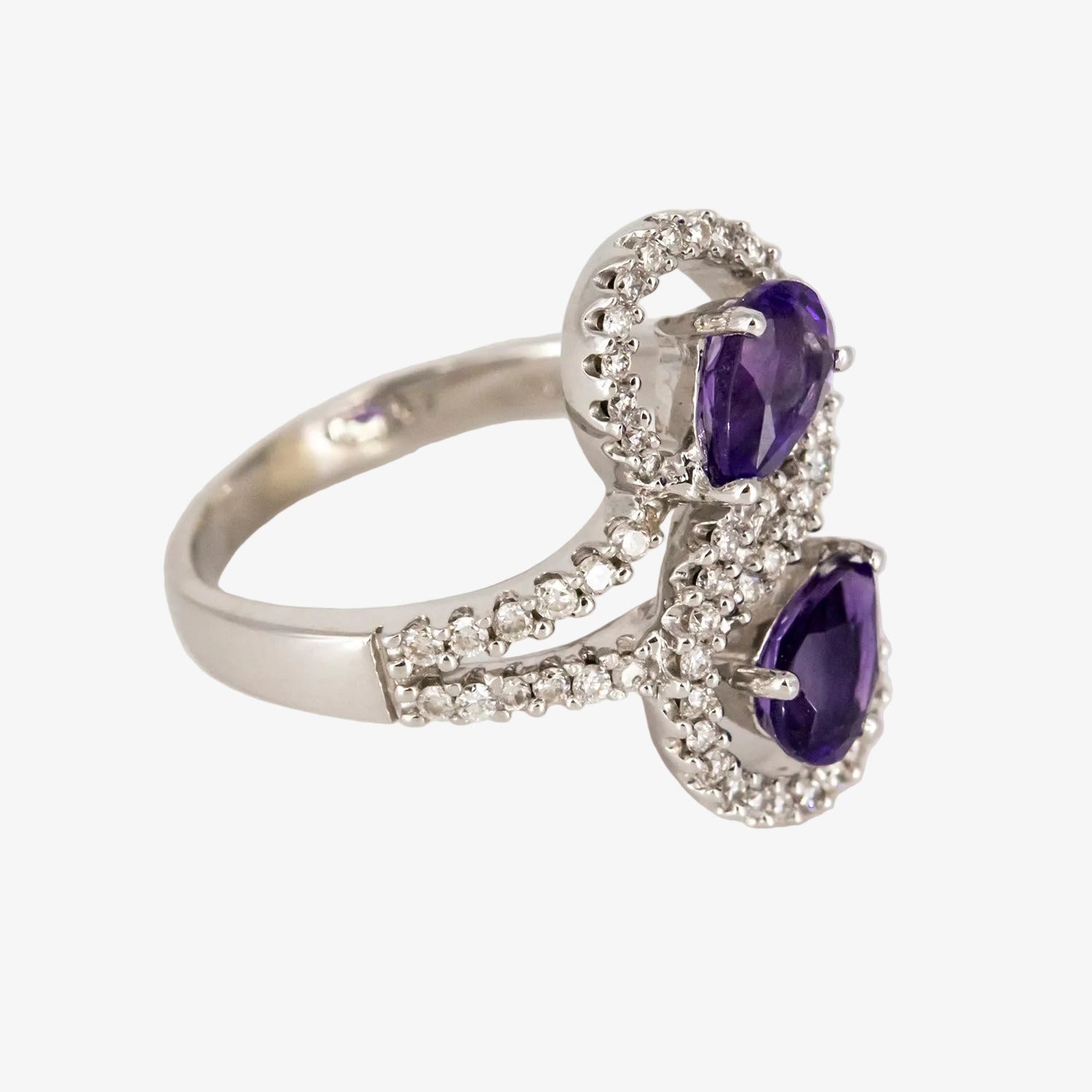 Sortija de oro blanco 18 kt. con amatistas y corona de diamantes