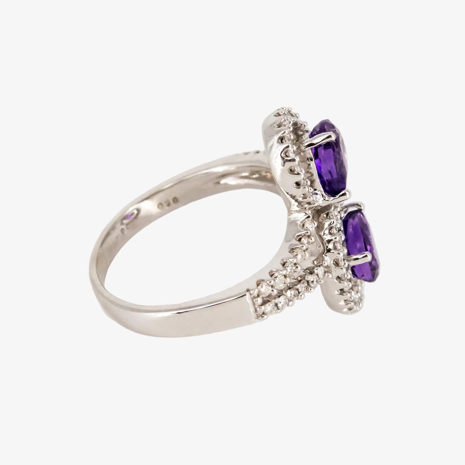 Sortija de oro blanco 18 kt. con amatistas y corona de diamantes