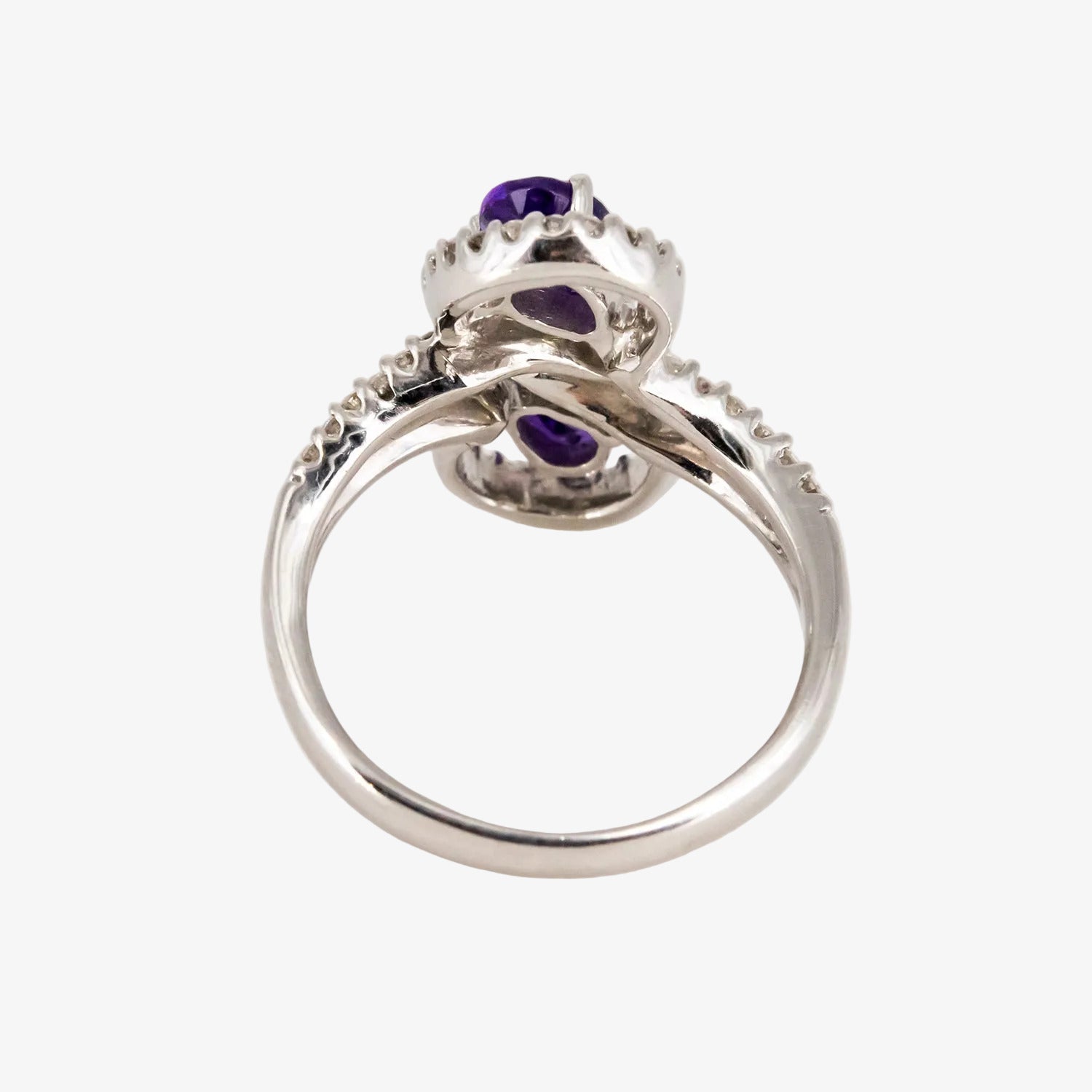 Sortija de oro blanco 18 kt. con amatistas y corona de diamantes