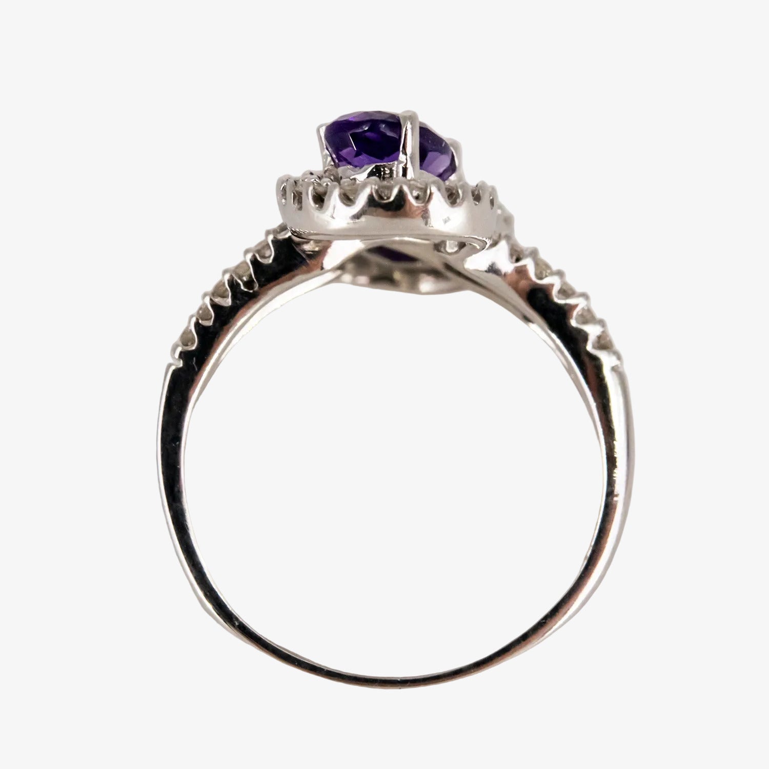 Sortija de oro blanco 18 kt. con amatistas y corona de diamantes
