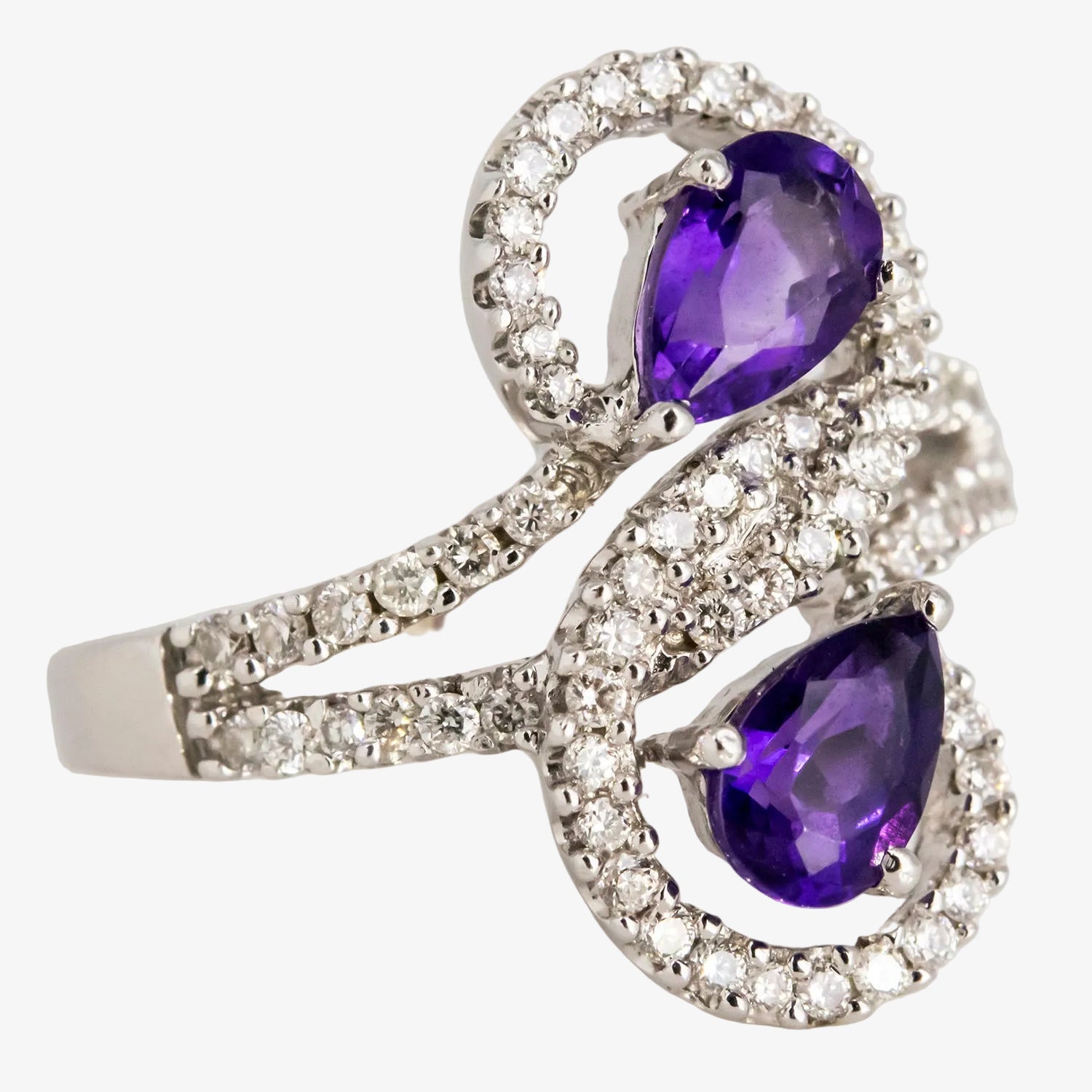Sortija de oro blanco 18 kt. con amatistas y corona de diamantes
