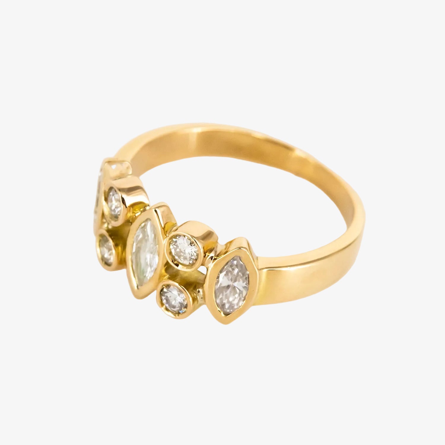 Sortija de oro de 18 kt. con diamantes talla brillante y marquise