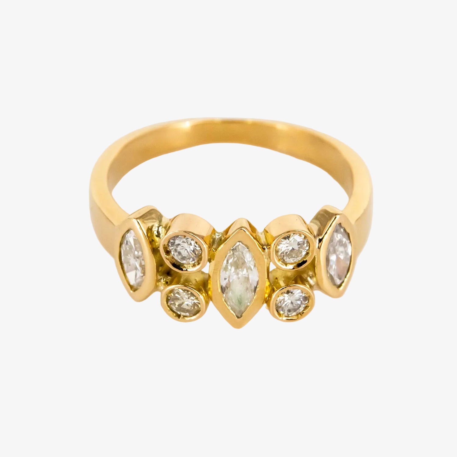 Sortija de oro de 18 kt. con diamantes talla brillante y marquise