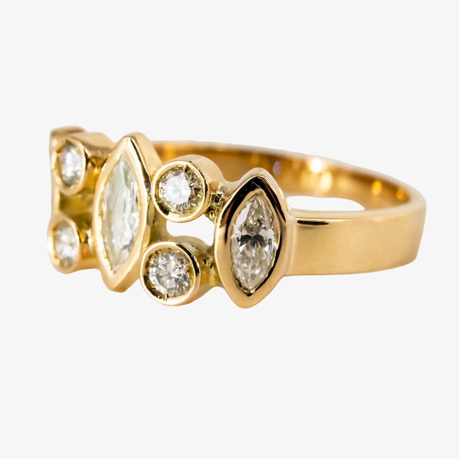 Sortija de oro de 18 kt. con diamantes talla brillante y marquise