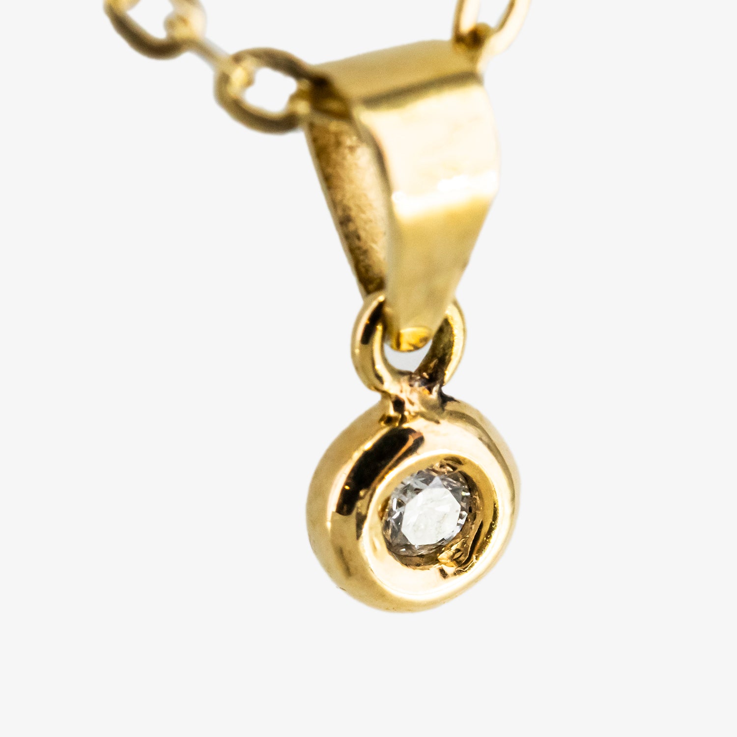 Gargantilla de oro 18 kt. con un diamante montado en chatón