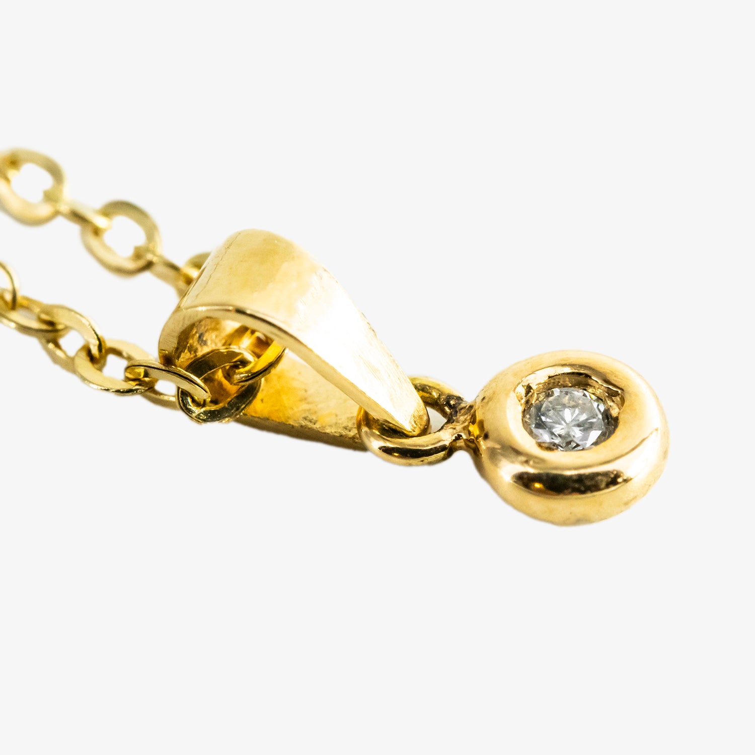 Gargantilla de oro 18 kt. con un diamante montado en chatón