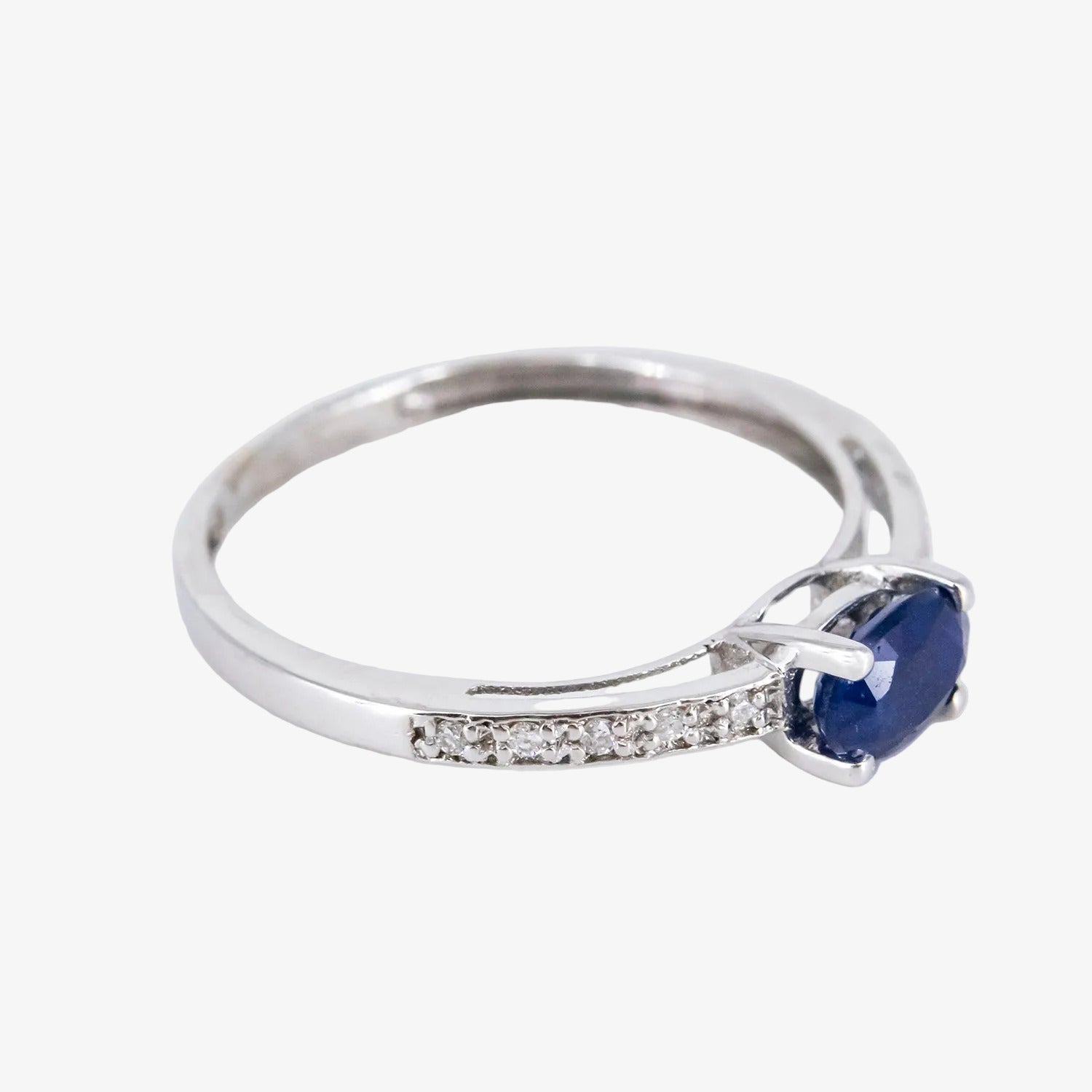 Sortija de oro blanco de 18 kt. con diamantes y un zafiro central