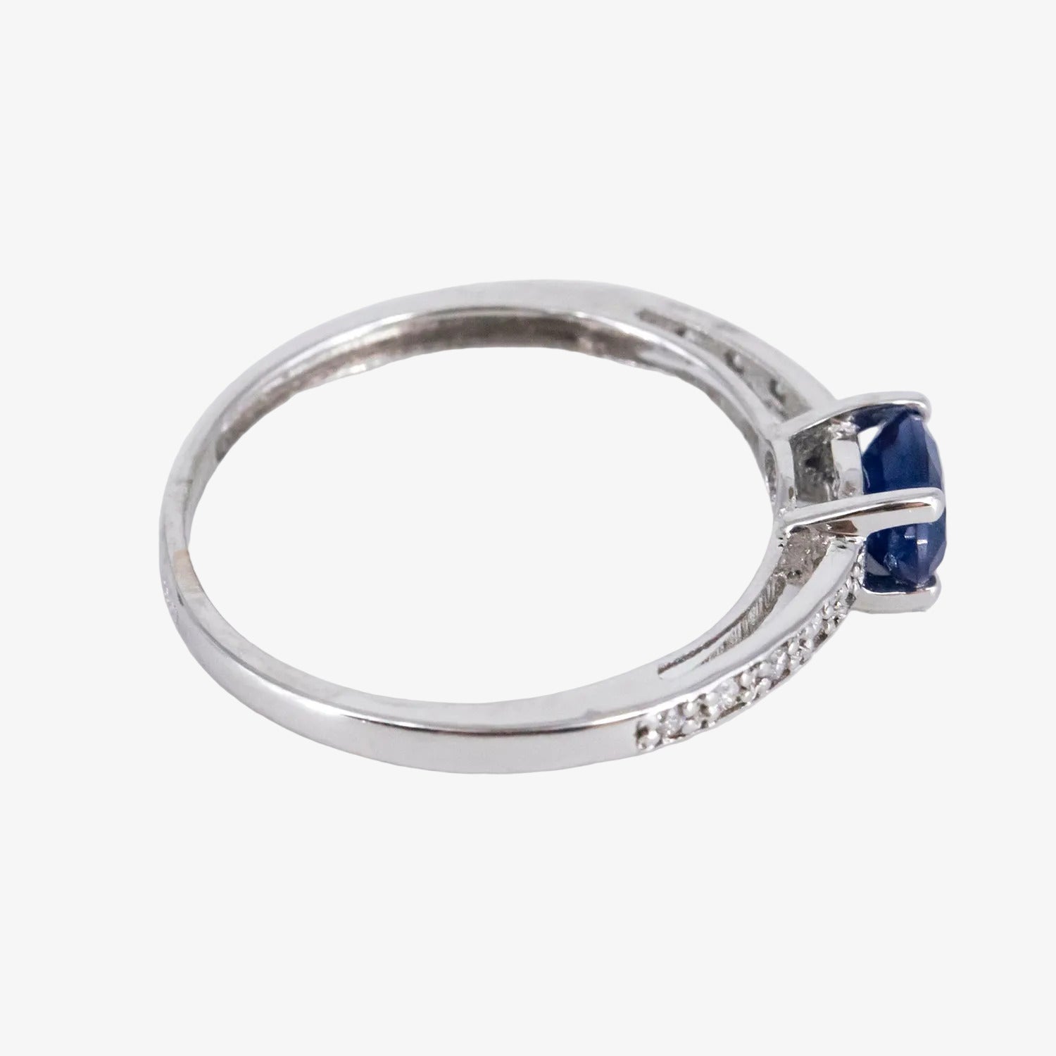 Sortija de oro blanco de 18 kt. con diamantes y un zafiro central