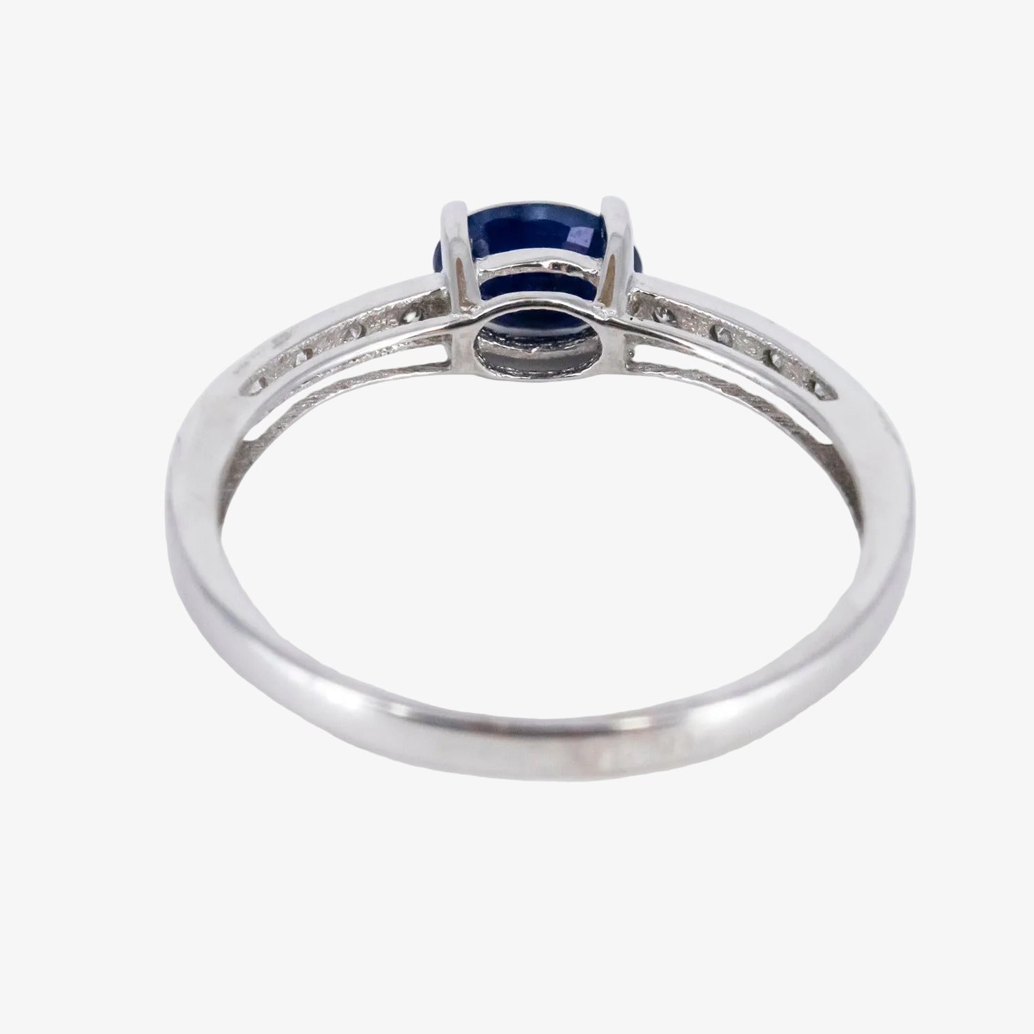 Sortija de oro blanco de 18 kt. con diamantes y un zafiro central