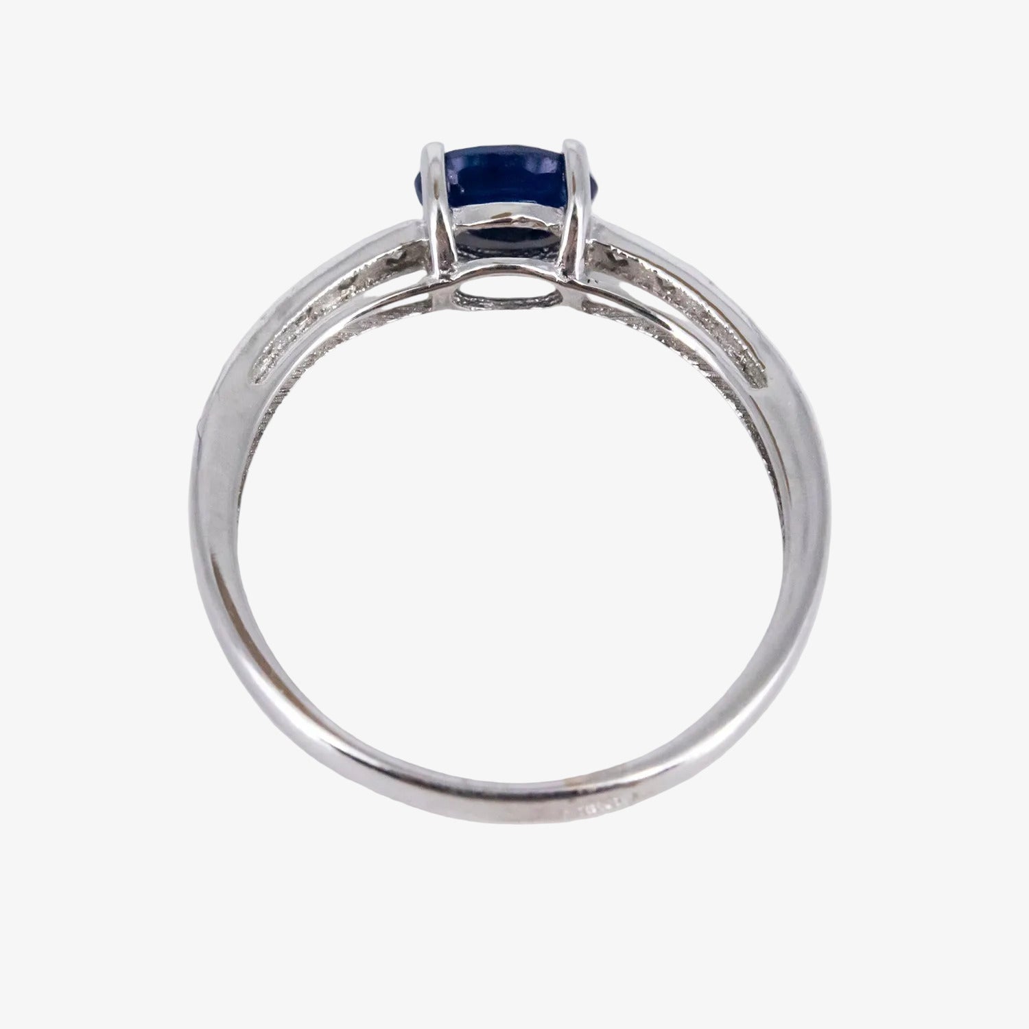 Sortija de oro blanco de 18 kt. con diamantes y un zafiro central