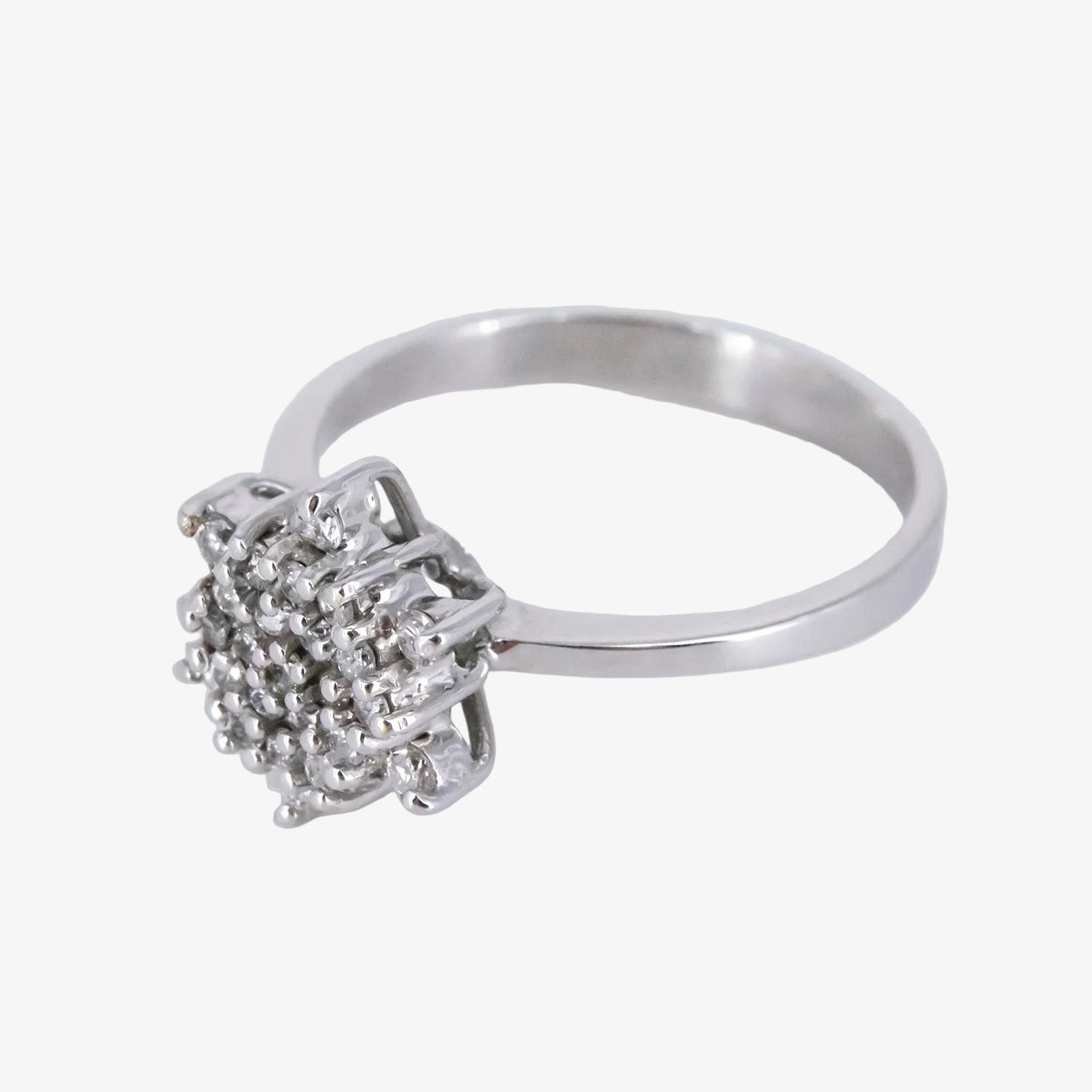Sortija de oro blanco de 18 kt. con rosetón de diamantes talla brillante