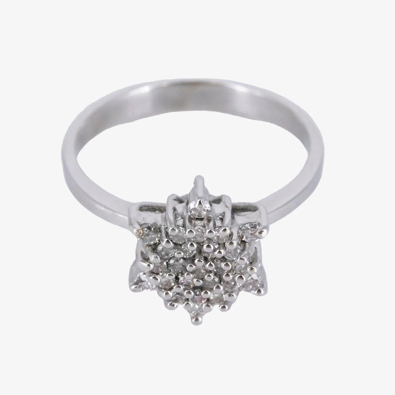 Sortija de oro blanco de 18 kt. con rosetón de diamantes talla brillante