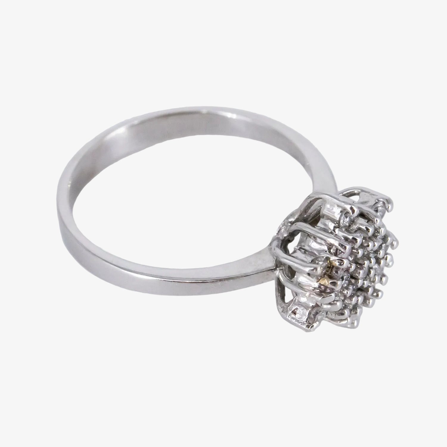 Sortija de oro blanco de 18 kt. con rosetón de diamantes talla brillante