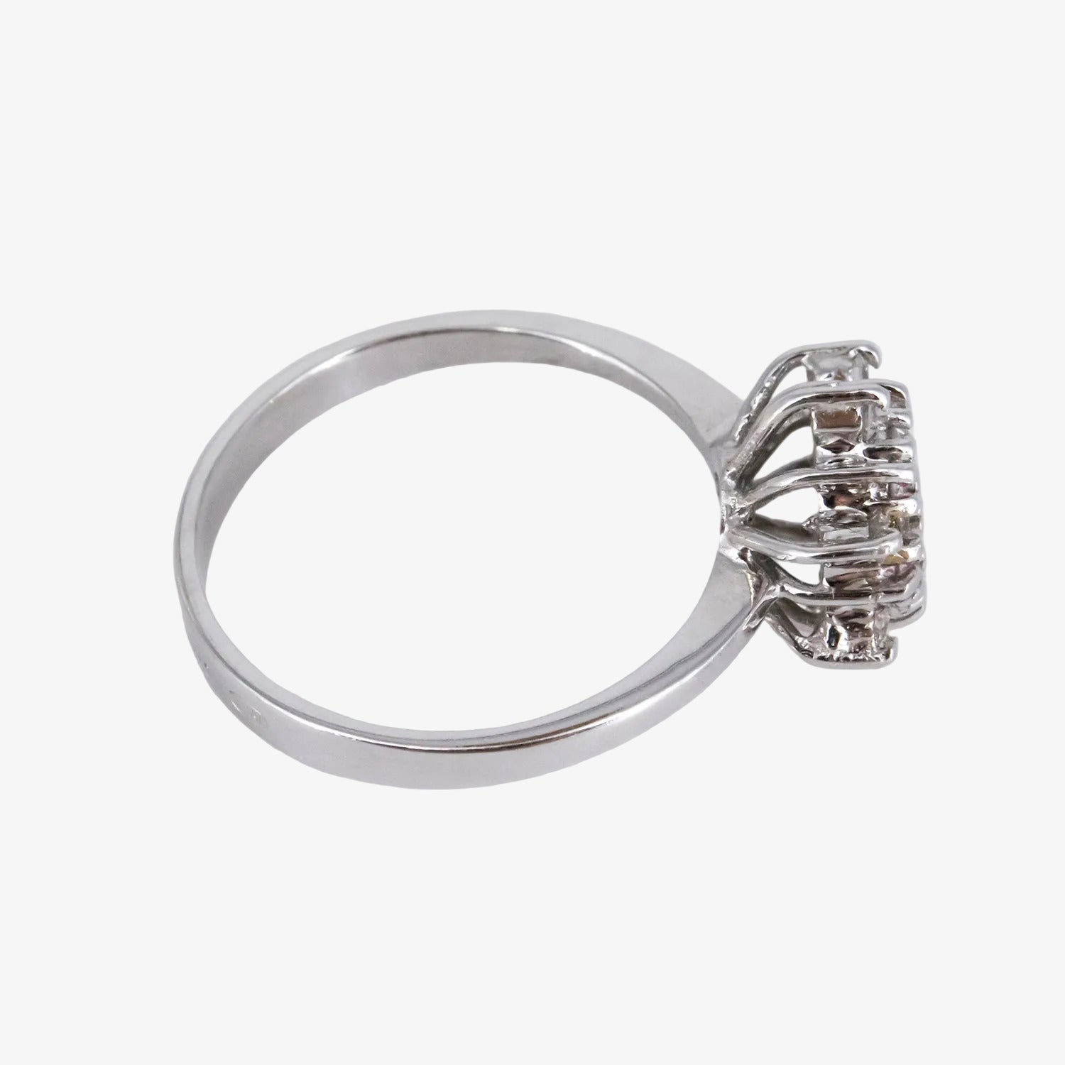 Sortija de oro blanco de 18 kt. con rosetón de diamantes talla brillante