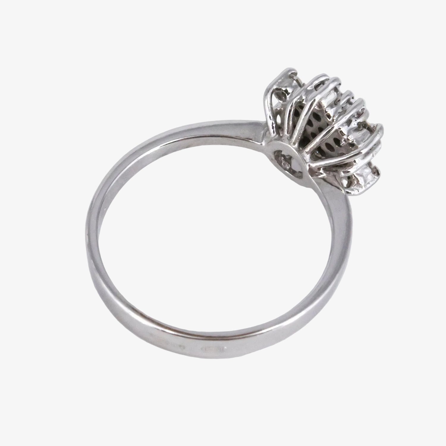 Sortija de oro blanco de 18 kt. con rosetón de diamantes talla brillante