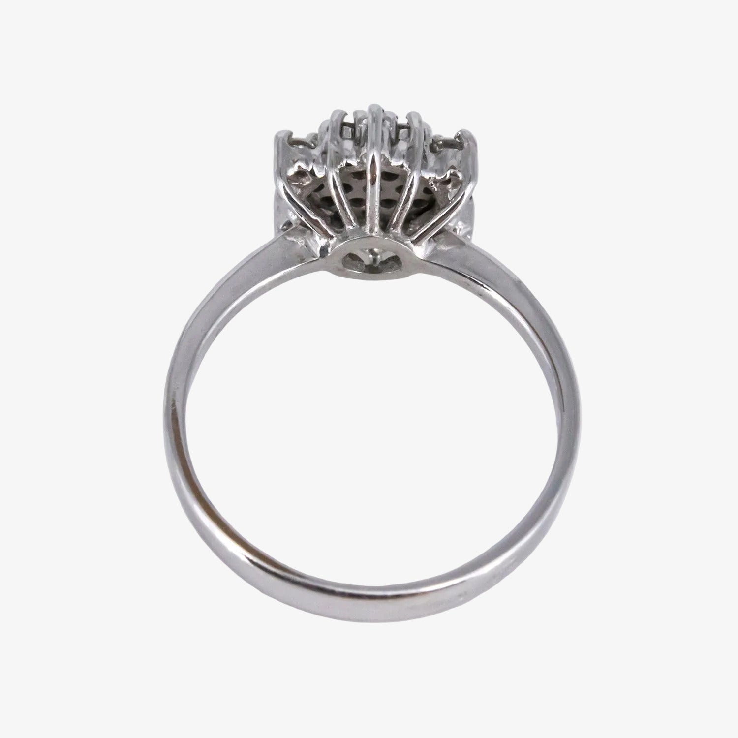 Sortija de oro blanco de 18 kt. con rosetón de diamantes talla brillante