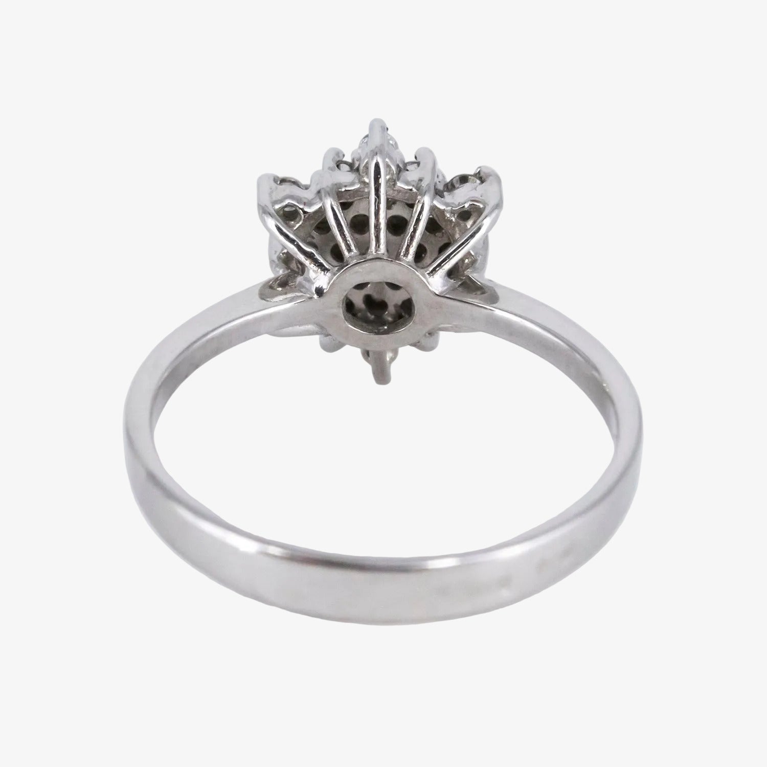 Sortija de oro blanco de 18 kt. con rosetón de diamantes talla brillante
