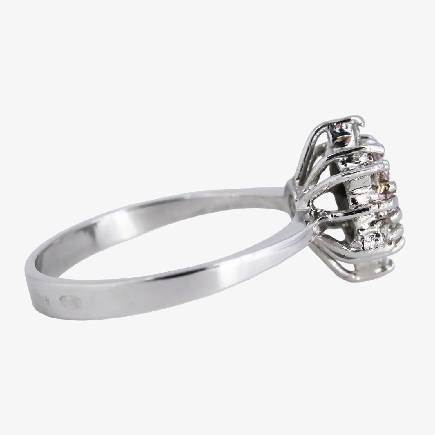 Sortija de oro blanco de 18 kt. con rosetón de diamantes talla brillante