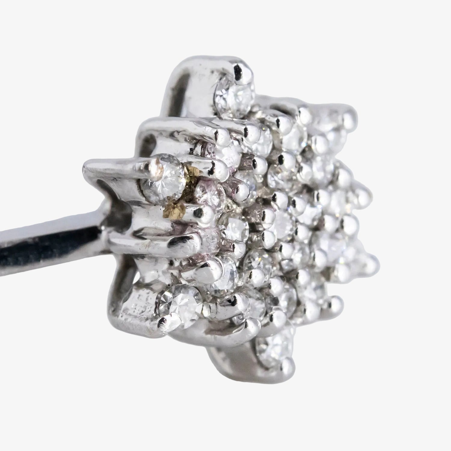 Sortija de oro blanco de 18 kt. con rosetón de diamantes talla brillante