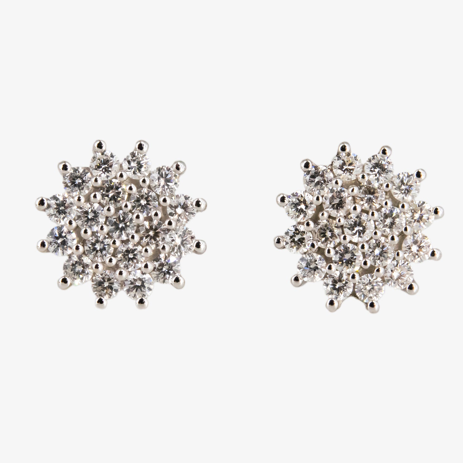 Pendientes de oro blanco de 18 kt. con rosetón de diamantes talla brillante