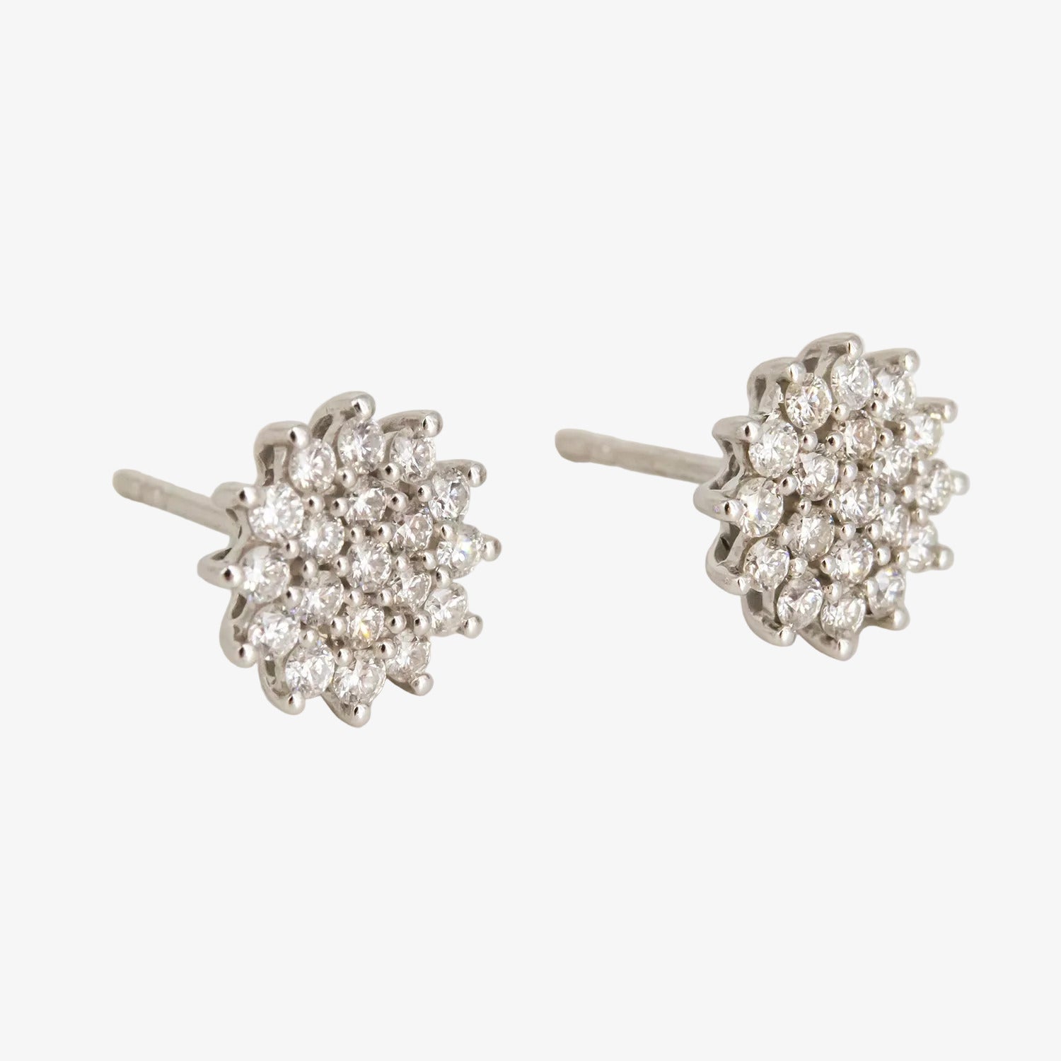 Pendientes de oro blanco de 18 kt. con rosetón de diamantes talla brillante