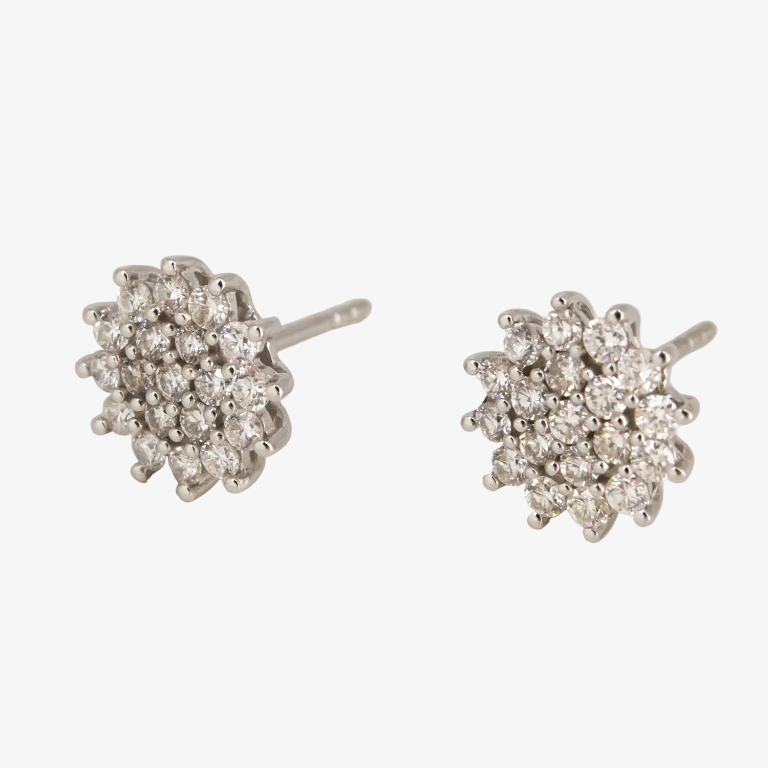 Pendientes de oro blanco de 18 kt. con rosetón de diamantes talla brillante