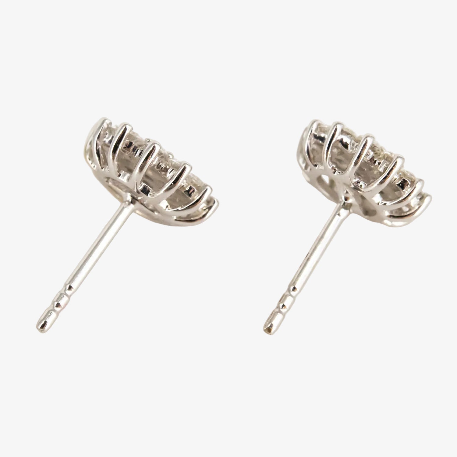 Pendientes de oro blanco de 18 kt. con rosetón de diamantes talla brillante