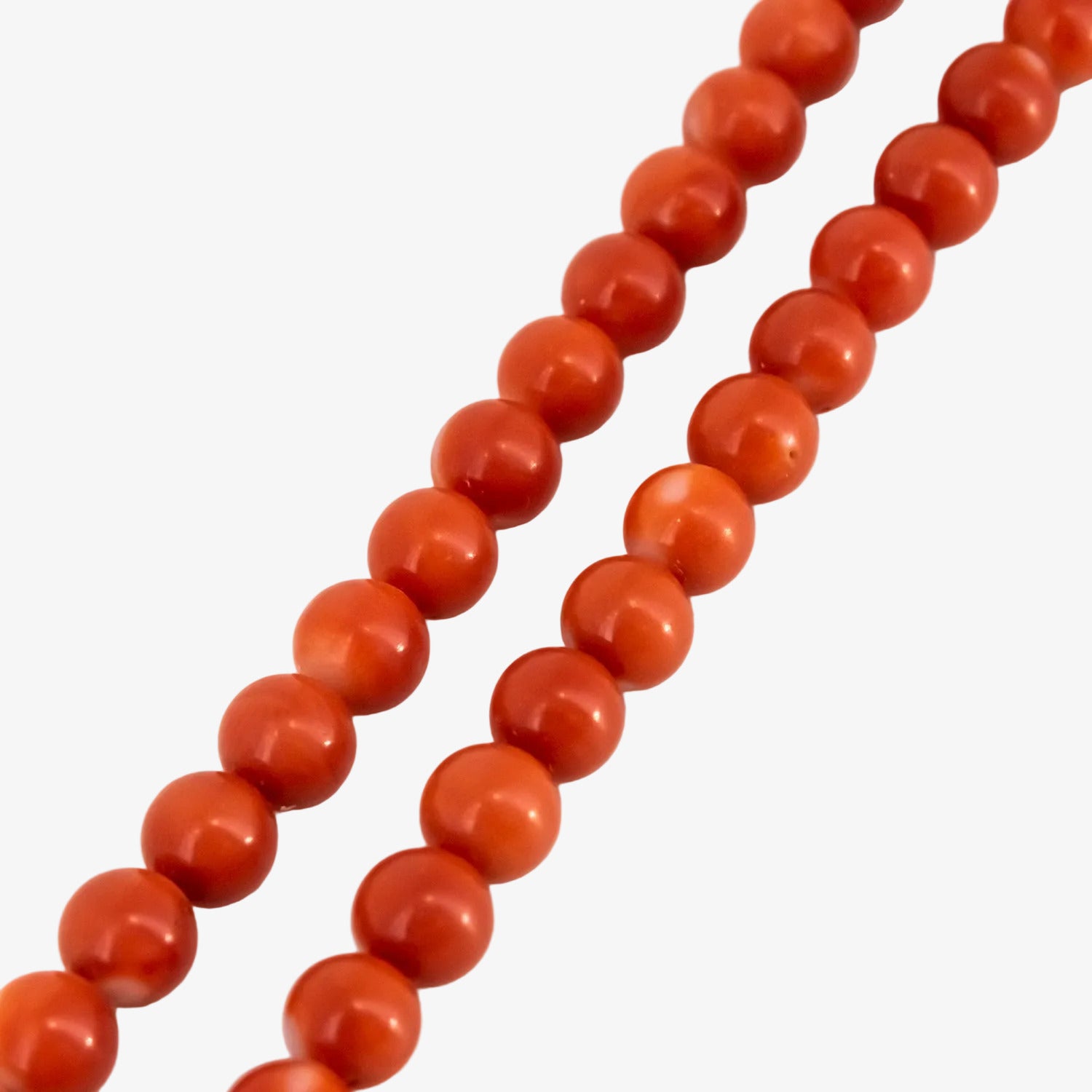 Gargantilla de coral natural con broche de oro de 18 kt.
