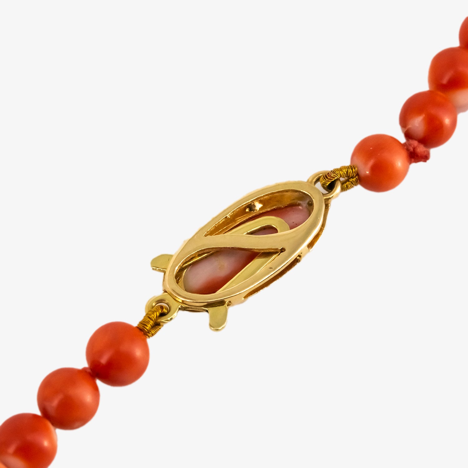 Gargantilla de coral natural con broche de oro de 18 kt.