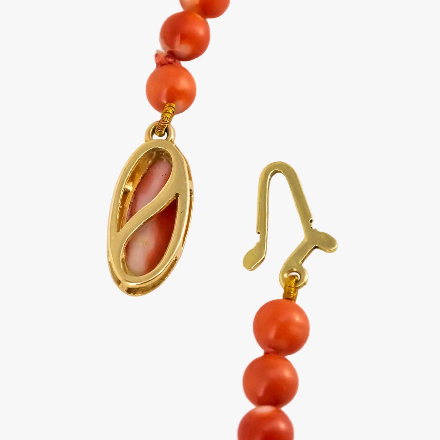 Gargantilla de coral natural con broche de oro de 18 kt.