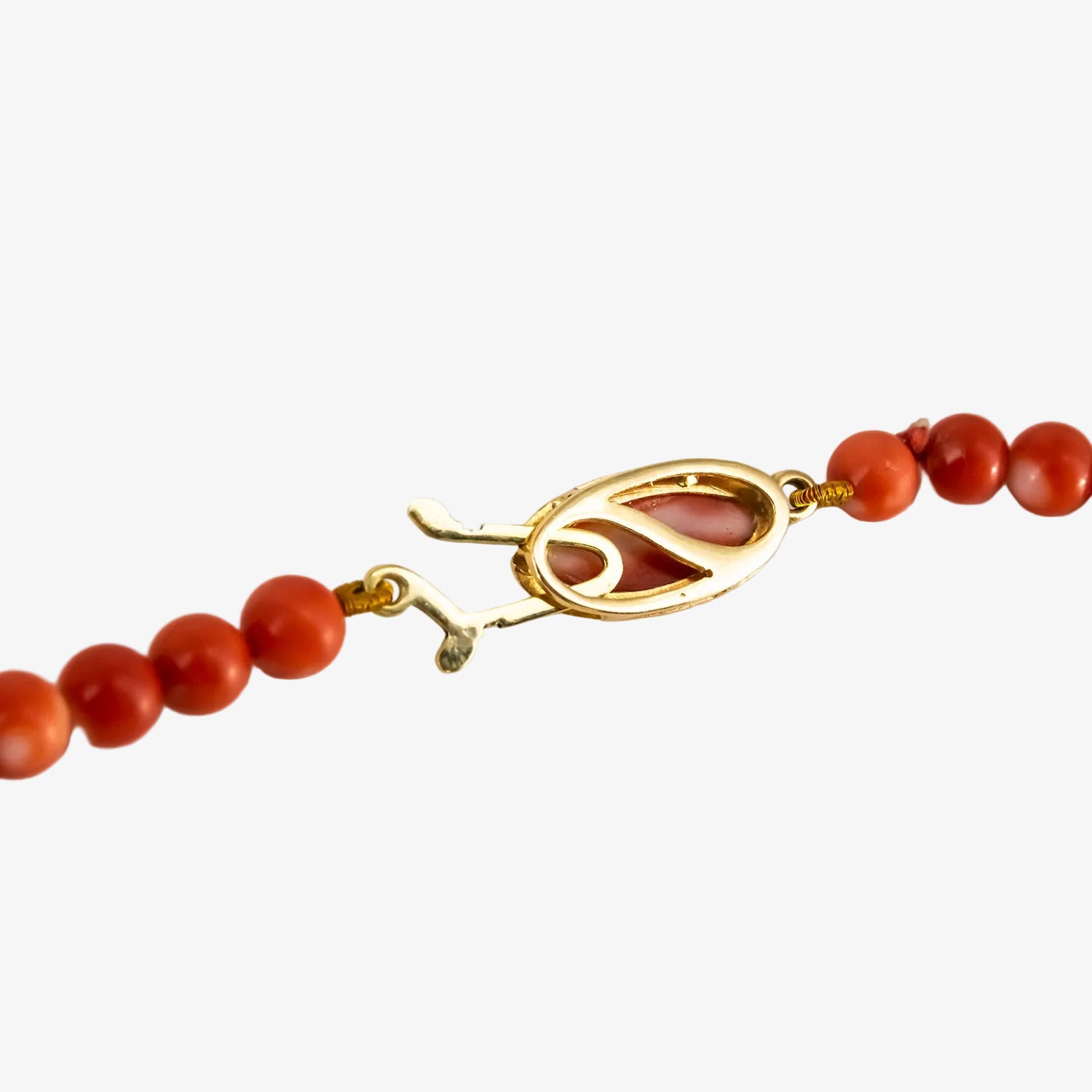 Gargantilla de coral natural con broche de oro de 18 kt.