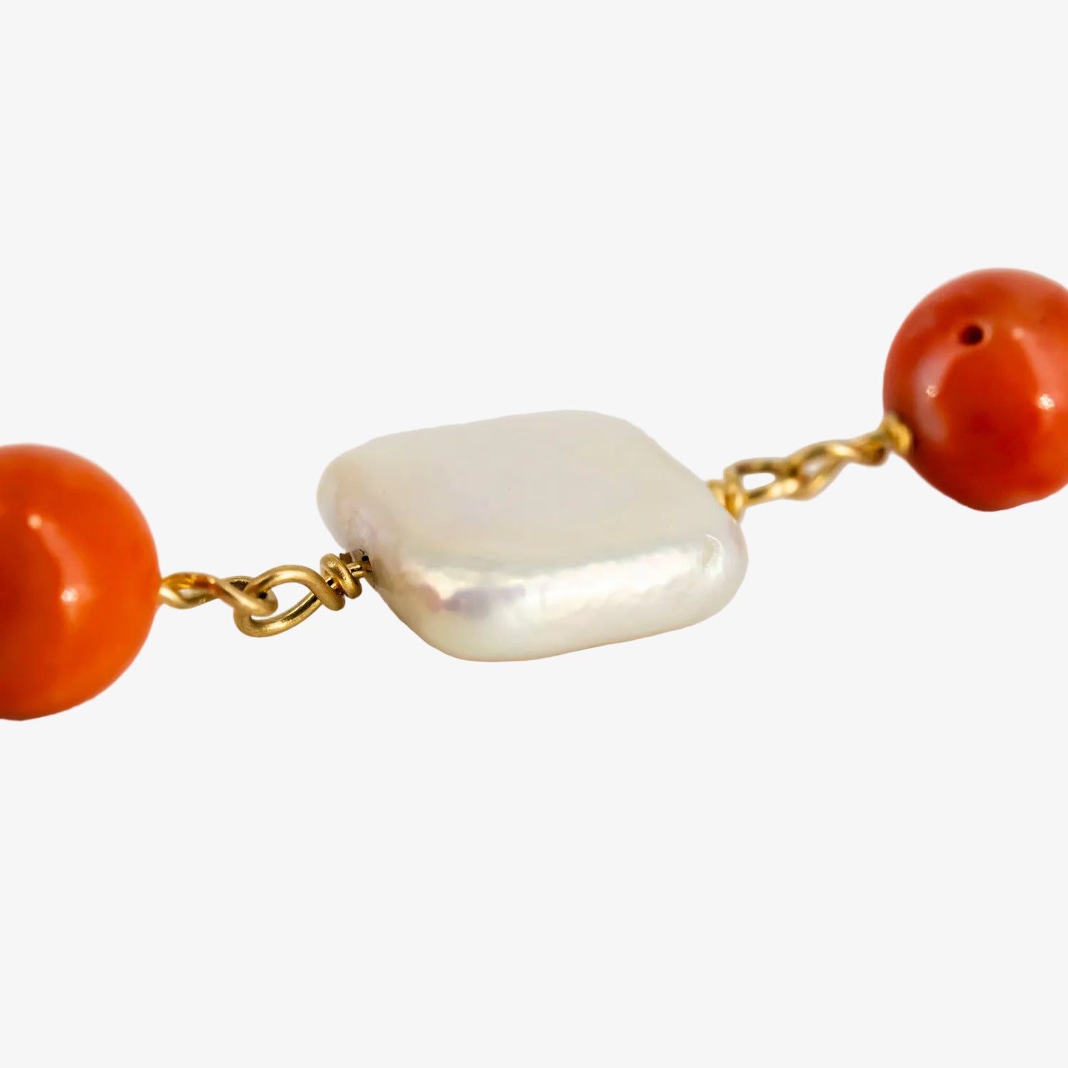 Gargantilla de oro de 18 kt. con corales naturales y perlas barrocas cuadradas