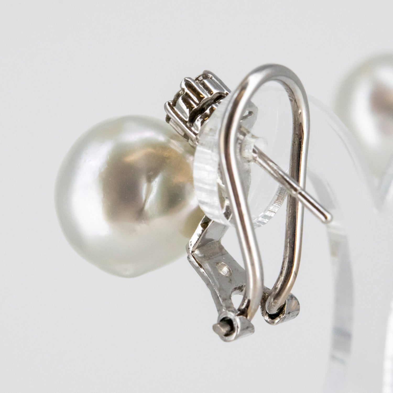 Par de pendientes de oro blanco de 18 kt. con diamantes talla brillante y perlas australianas