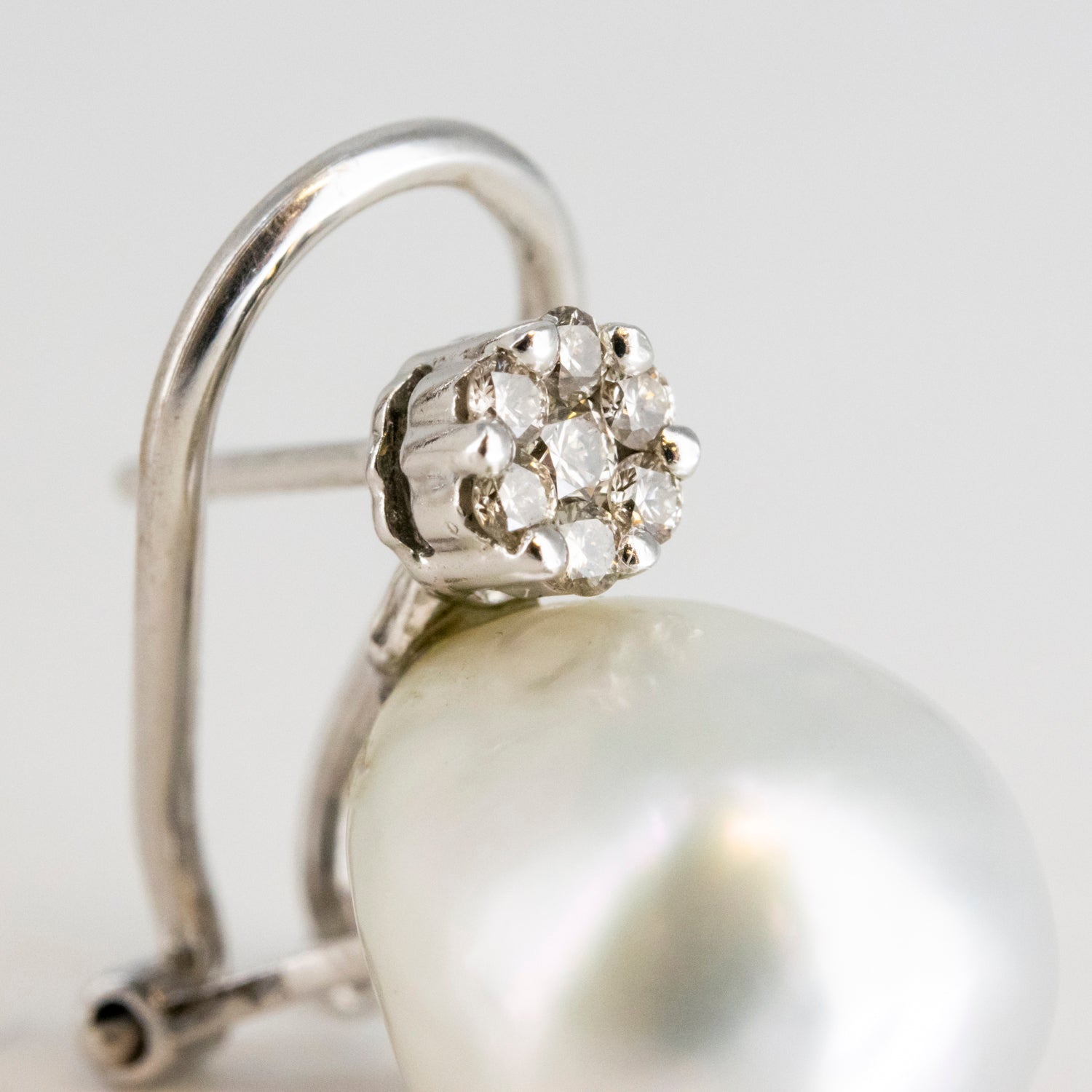 Par de pendientes de oro blanco de 18 kt. con diamantes talla brillante y perlas australianas