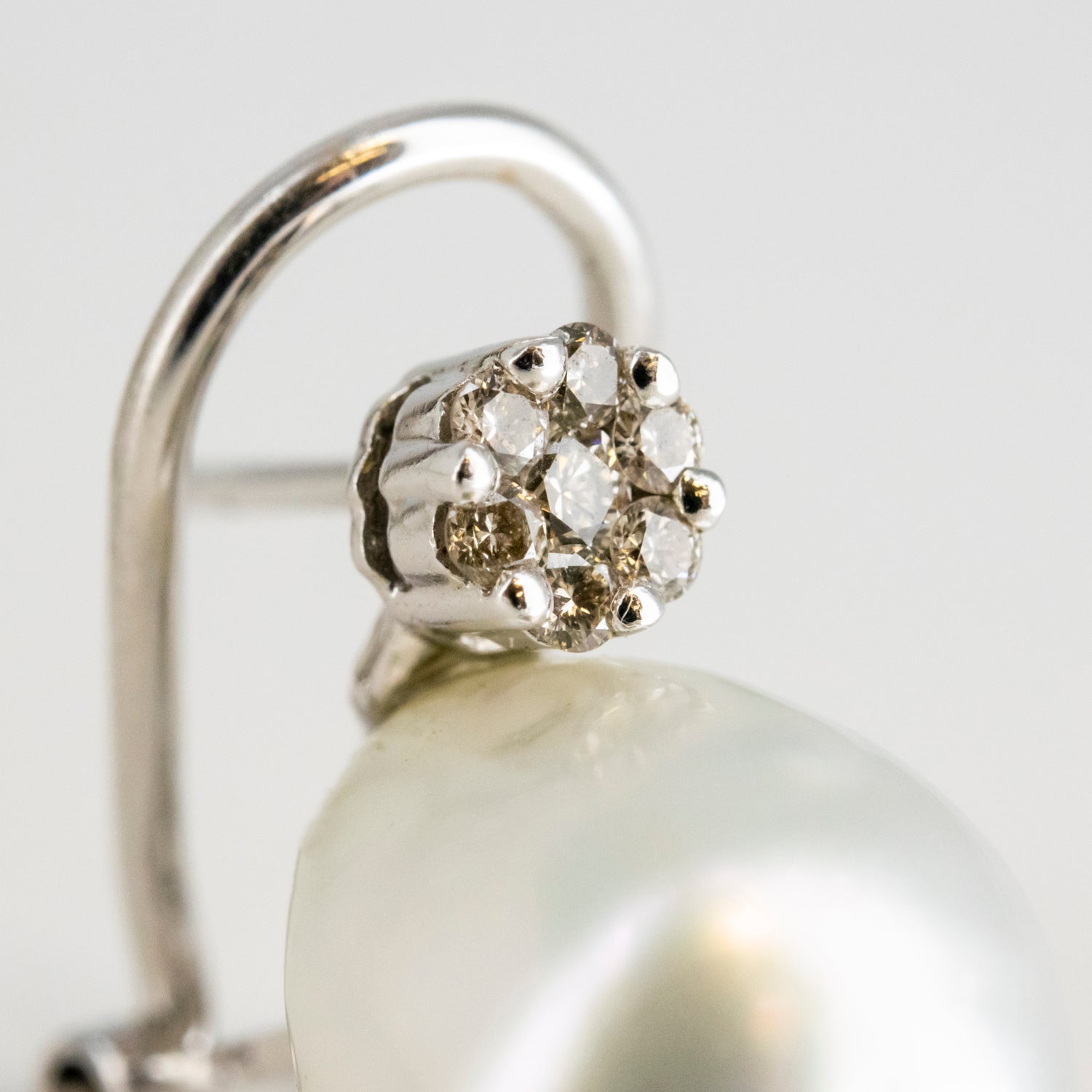 Par de pendientes de oro blanco de 18 kt. con diamantes talla brillante y perlas australianas