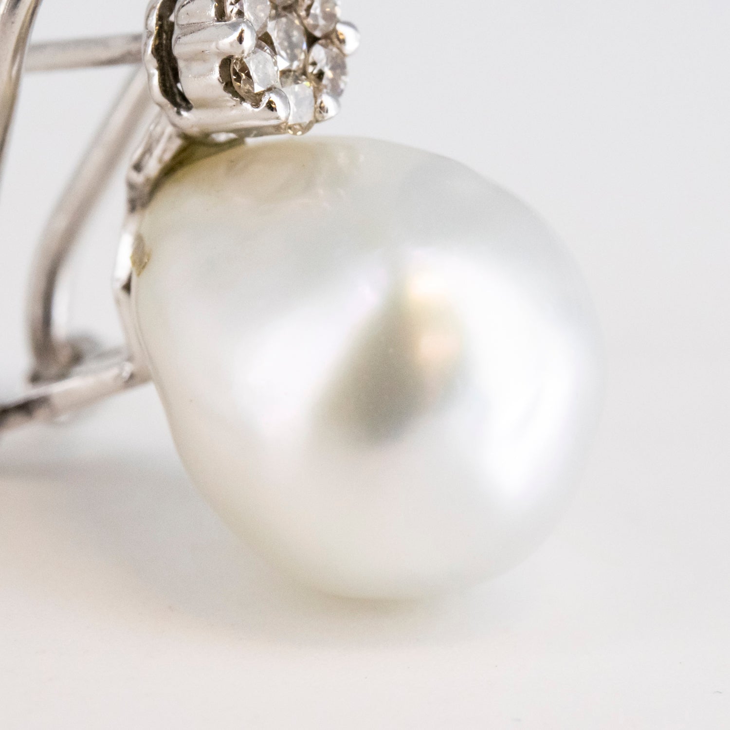 Par de pendientes de oro blanco de 18 kt. con diamantes talla brillante y perlas australianas