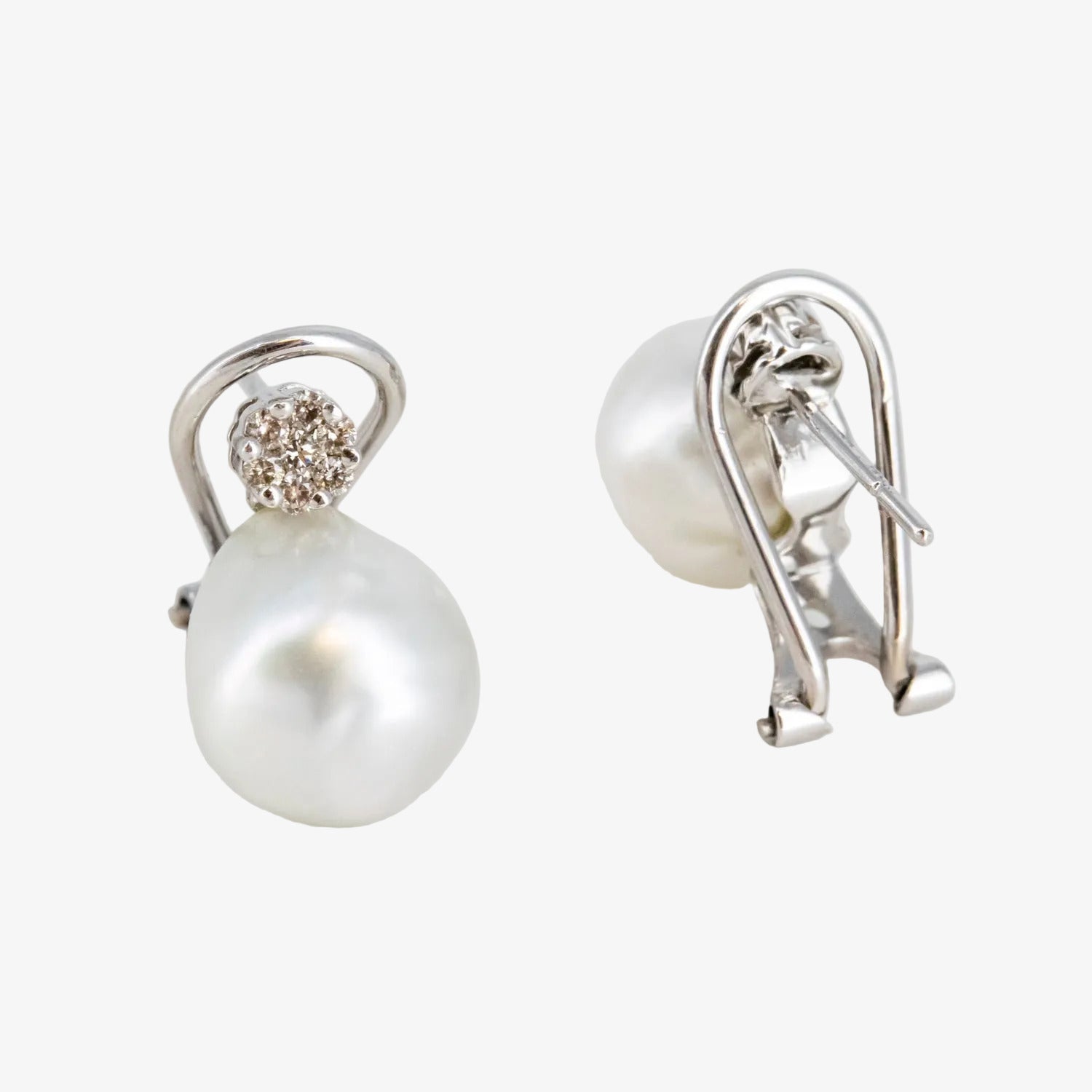 Par de pendientes de oro blanco de 18 kt. con diamantes talla brillante y perlas australianas
