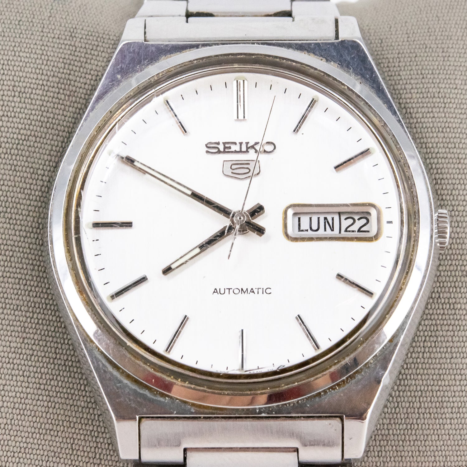 Reloj vintage Seiko 5 Automatic con movimiento automático y caja y brazalete de acero inoxidable