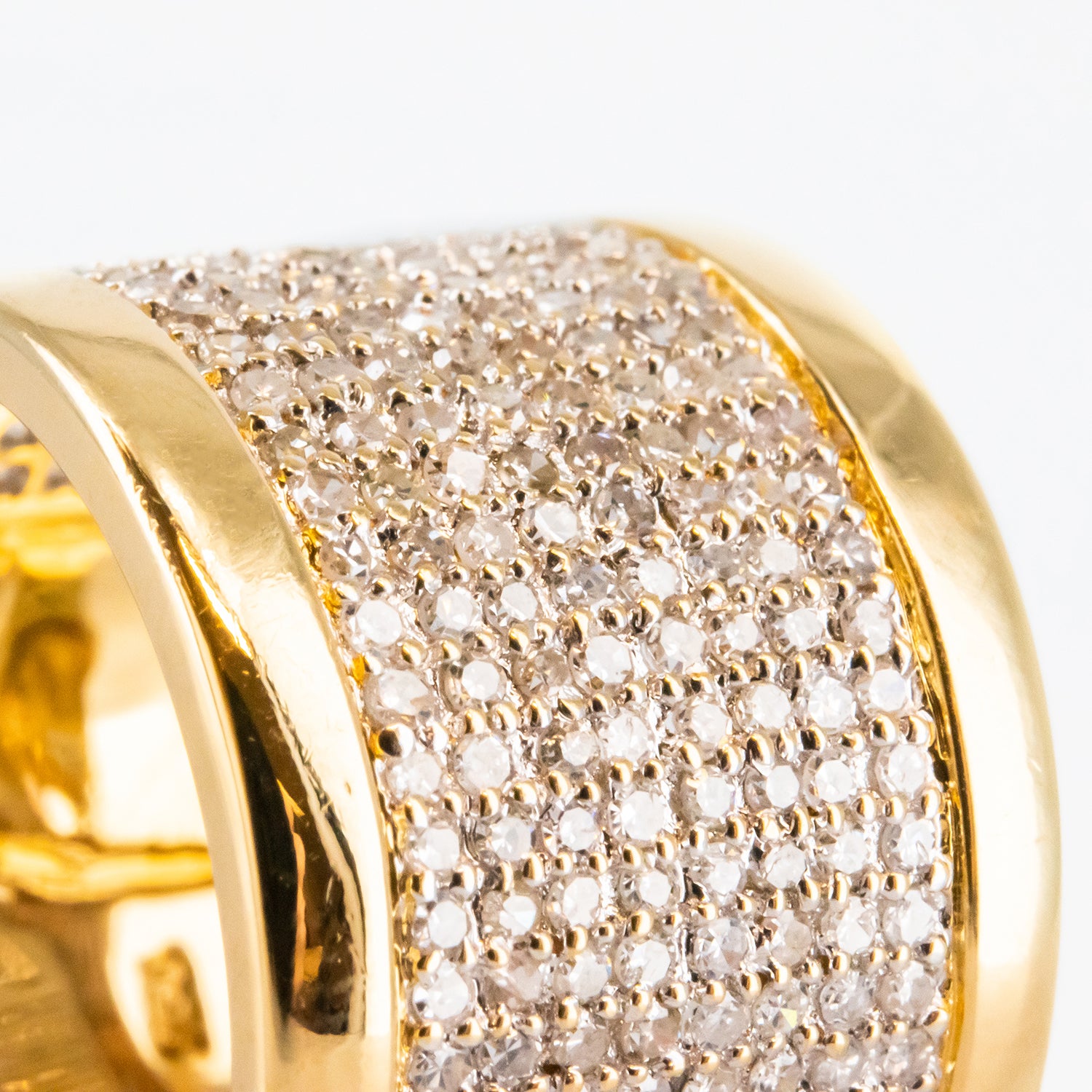 Sortija de oro amarillo de 18 kt. y 200 diamantes talla brillante
