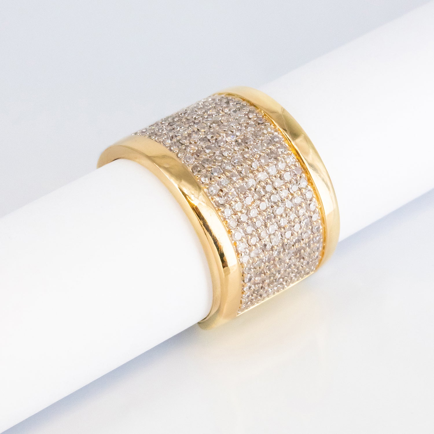 Sortija de oro amarillo de 18 kt. y 200 diamantes talla brillante