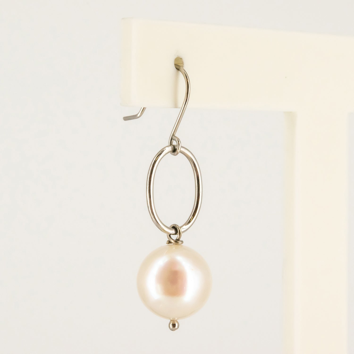Pendientes de oro blanco 18 kt. y perlas cultivadas