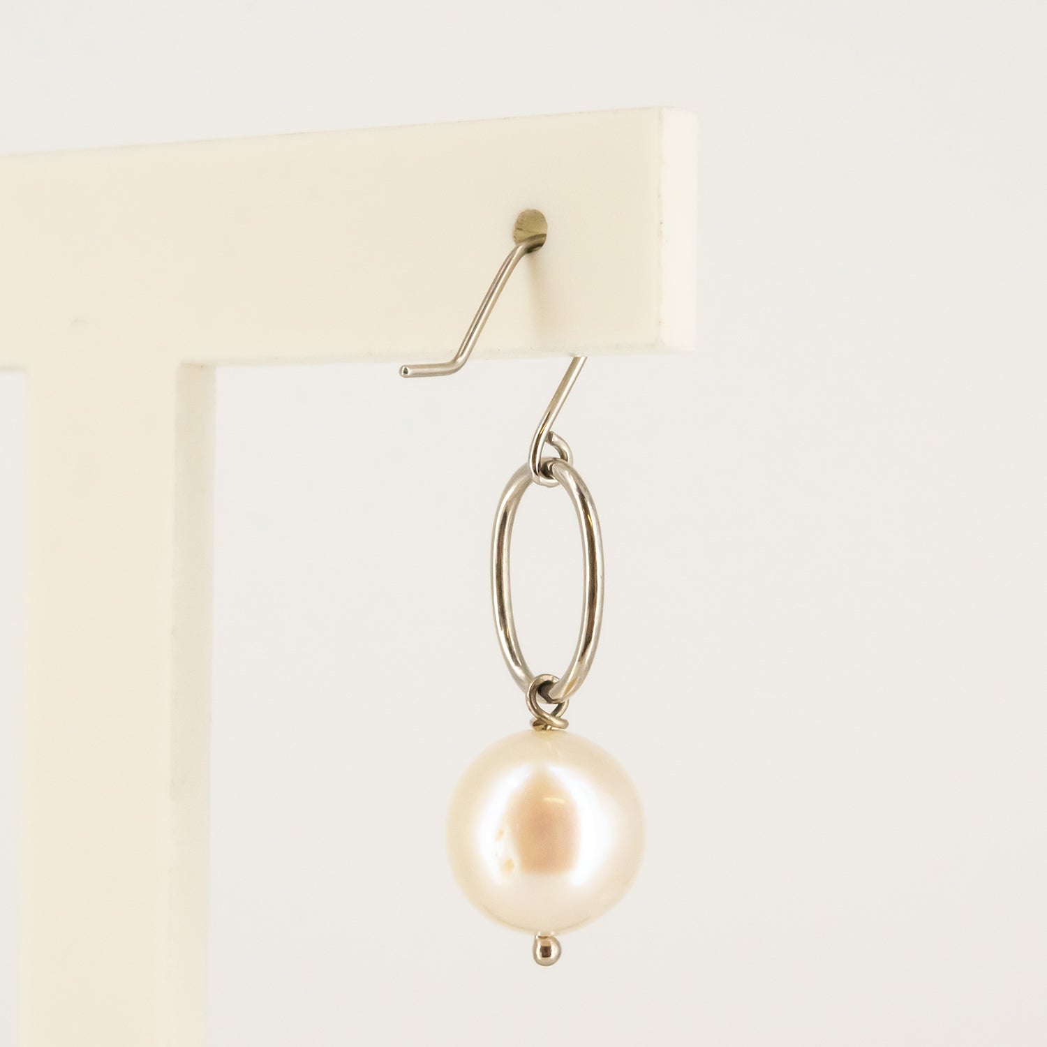 Pendientes de oro blanco 18 kt. y perlas cultivadas