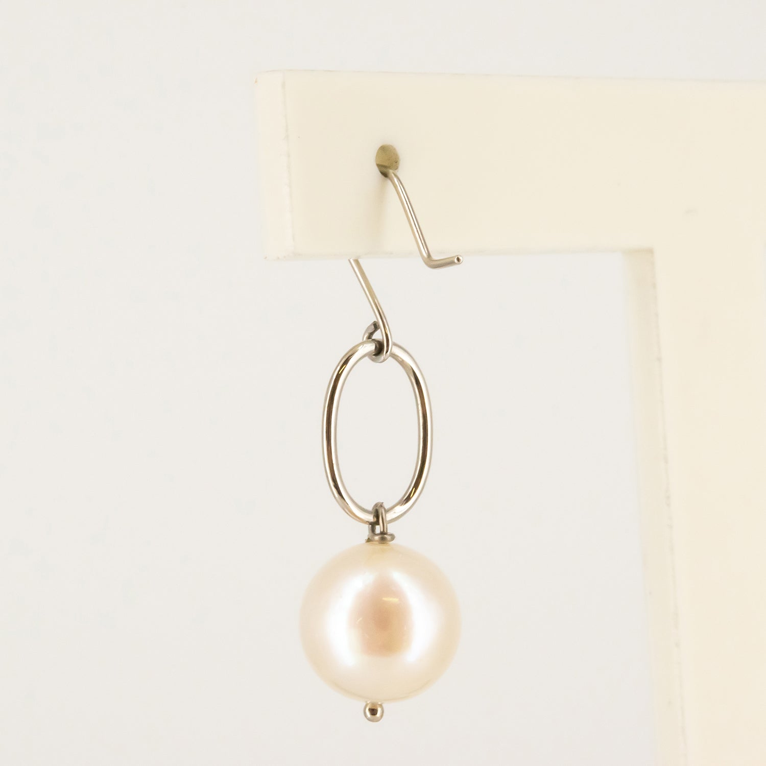 Pendientes de oro blanco 18 kt. y perlas cultivadas