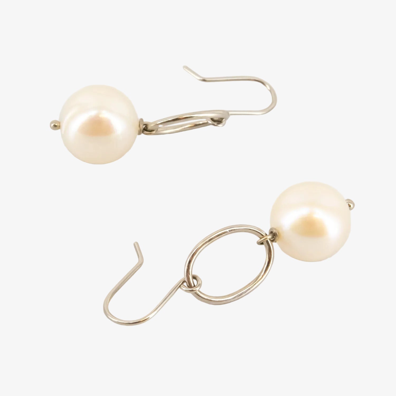 Pendientes de oro blanco 18 kt. y perlas cultivadas